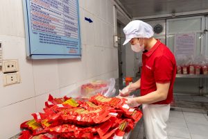 Công nhân kiểm tra chất lượng dồi sụn