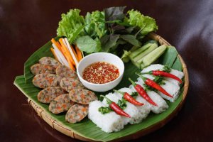 dồi sụn cắt khoanh ăn bánh hỏi