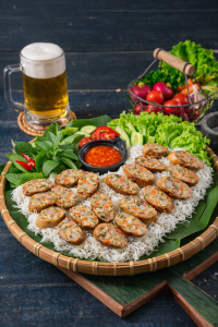 dồi sụn chiên ăn kèm bánh hỏi