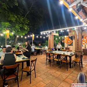 Không gian quán nhậu bình dân buổi tối