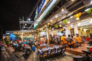 Bàn nhậu đông khách cuối tuần